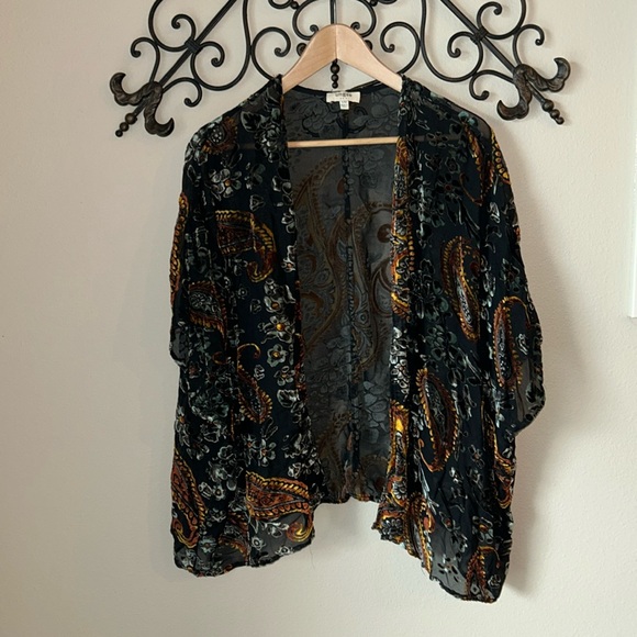 Umgee Tops - UMGEE VELVET BURNOUT KIMONO FLORAL PAISLEY SIZE S/M